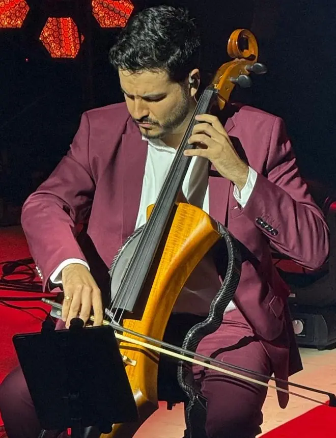 Alfons con el violonchelo eléctrico