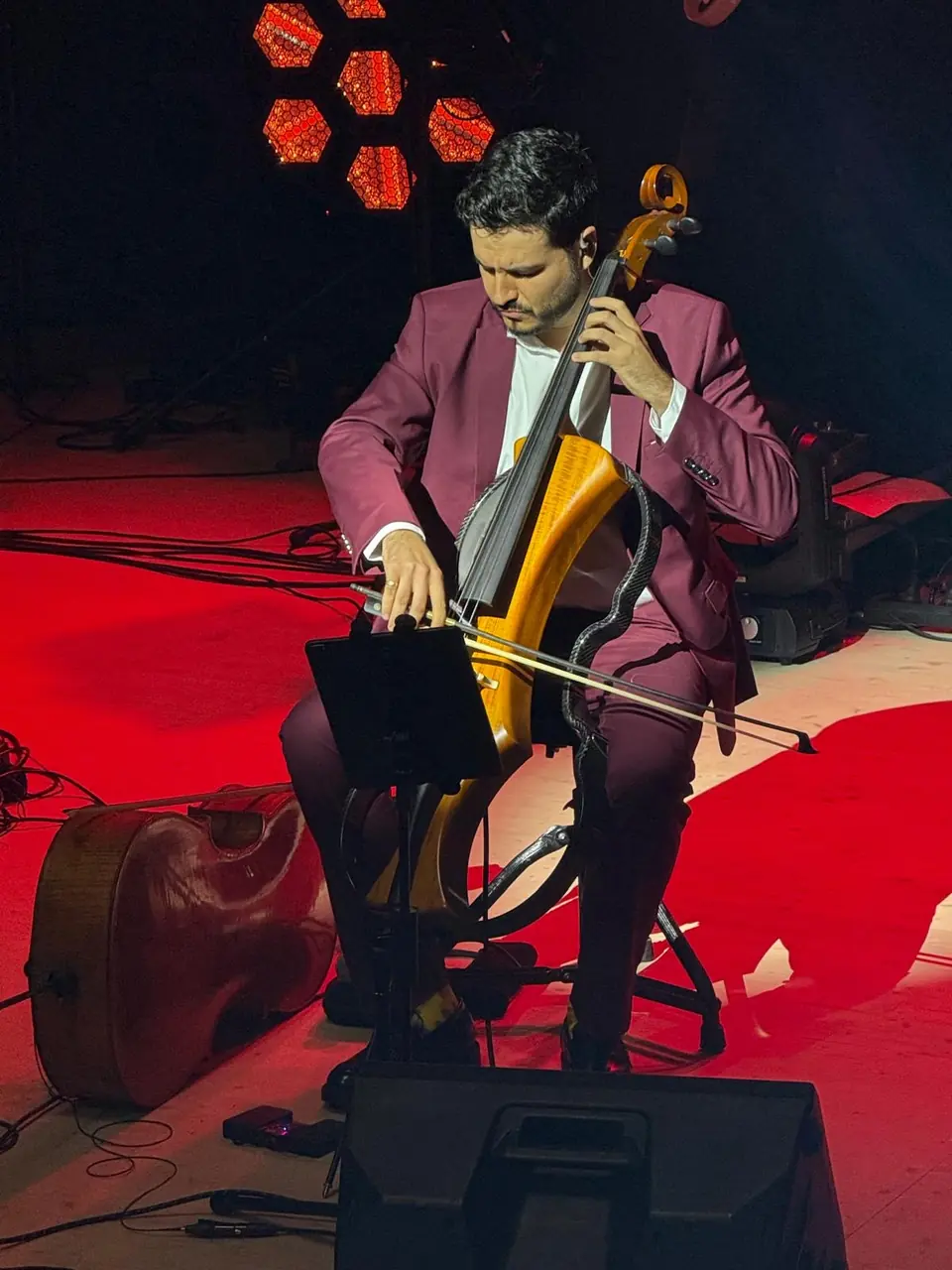 Alfons con el violonchelo eléctrico
