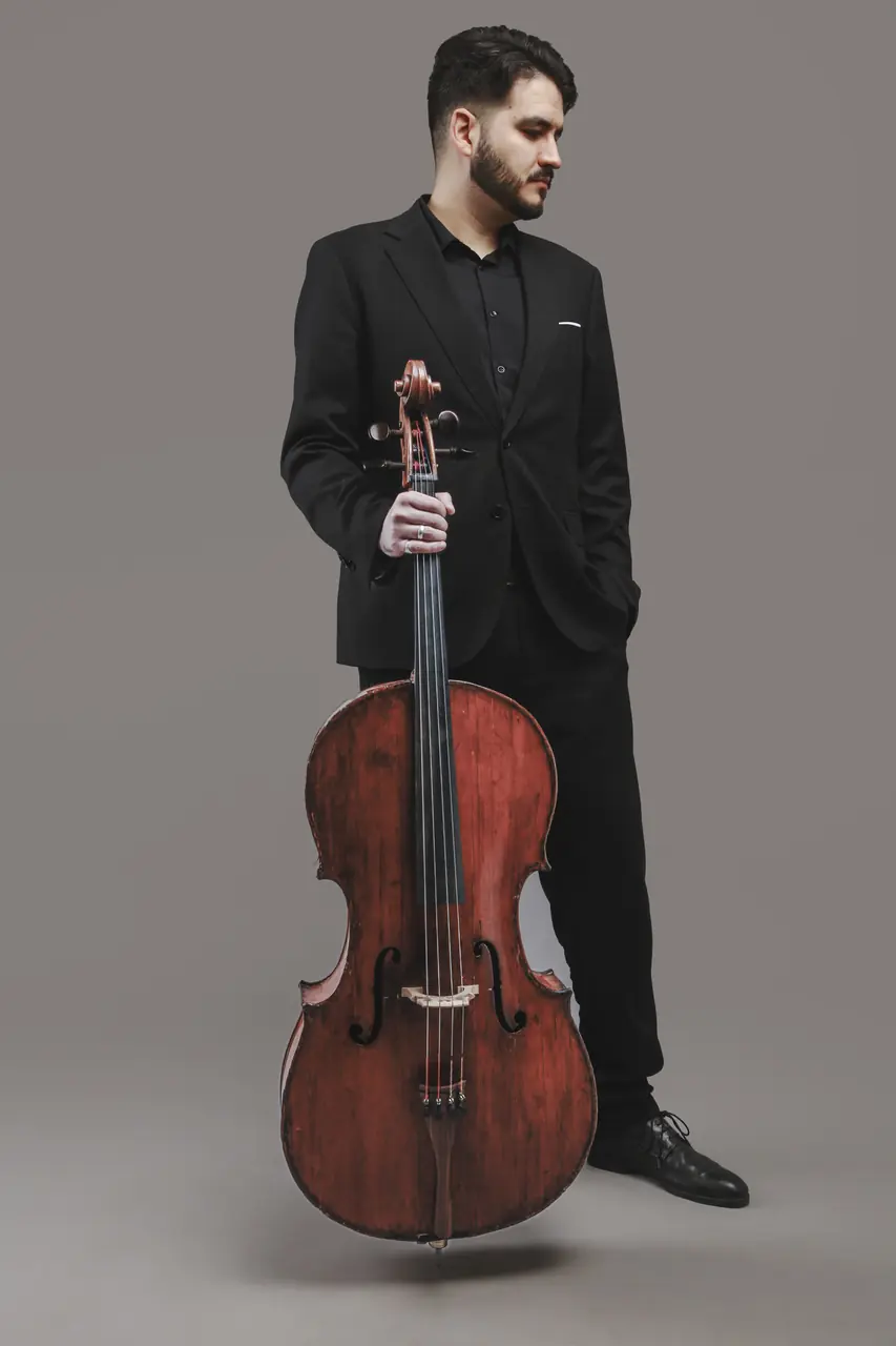 Alfons con el violonchelo clásico